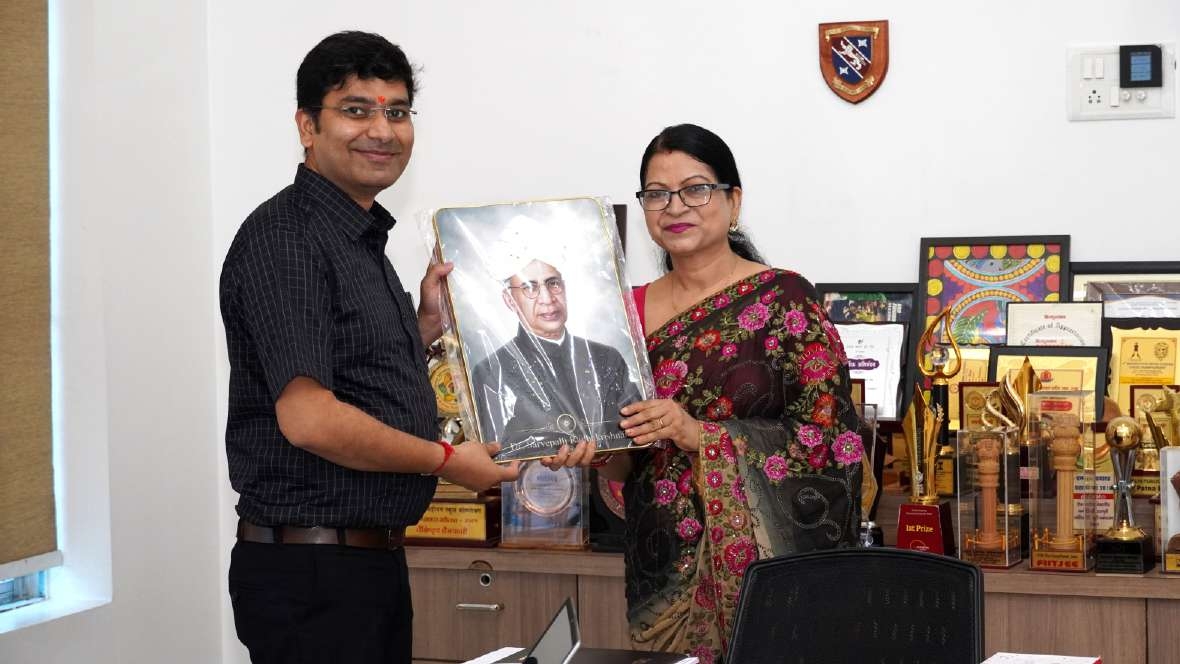 Principal presenting Dr. Radhakrishnan portrait to teacher