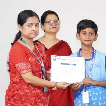 Faculty Awarding Merit Certificate