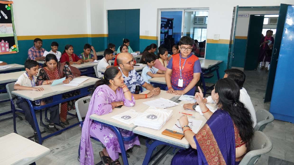 Dynamic consultation between parents, student in orange jersey, and educator