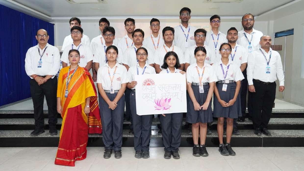 Students and teachers holding the Jayatu Sanskritam banner