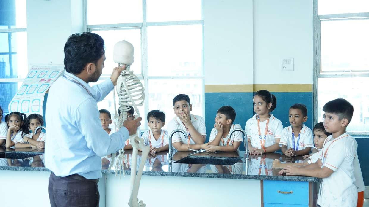 Science Laboratory Tour: Observing Anatomy Models